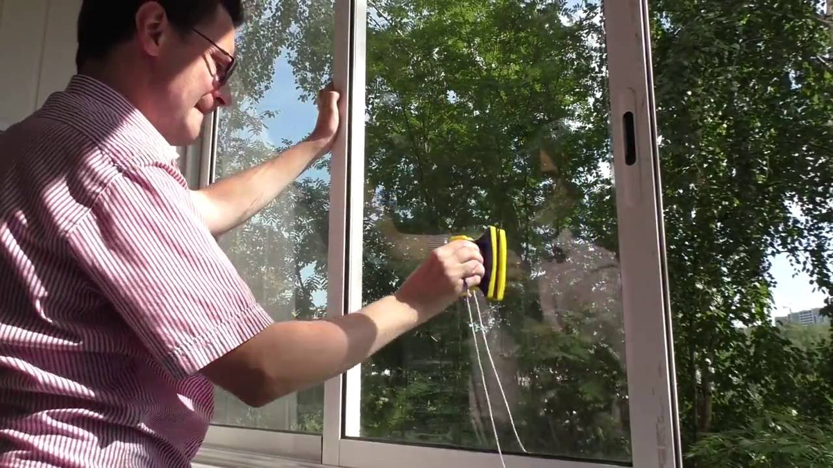 Как помыть окна балкона с внешней стороны. Магнитная щетка Glass Wiper. Магнитная щетка для окон WINCLEAN. Win clean щетка для окон. Мытье окон снаружи.