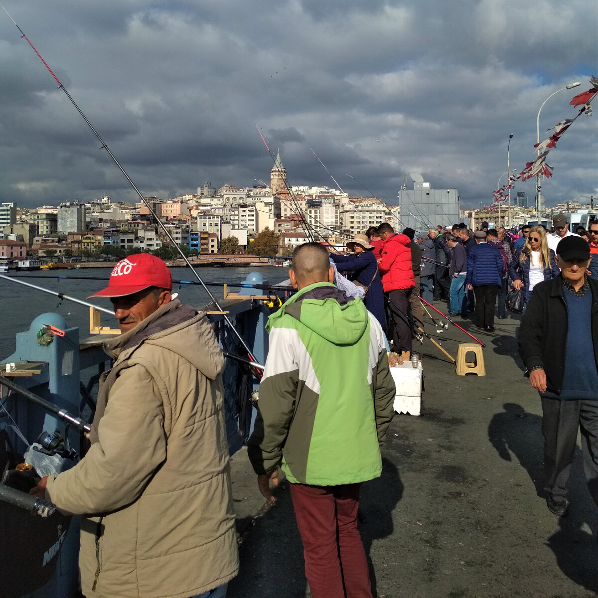 Галатский мост - одно из мест, где промышляют мошенники