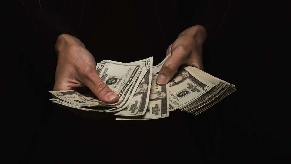 Между тем, 16 мая Центробанк увеличил лимит перевода за границу для физических лиц с $10 до $50 тысяч. Но, если перевод совершается без открытия счета, то лимит остается тем же – $5 тысяч. Фото: pixabay.com 