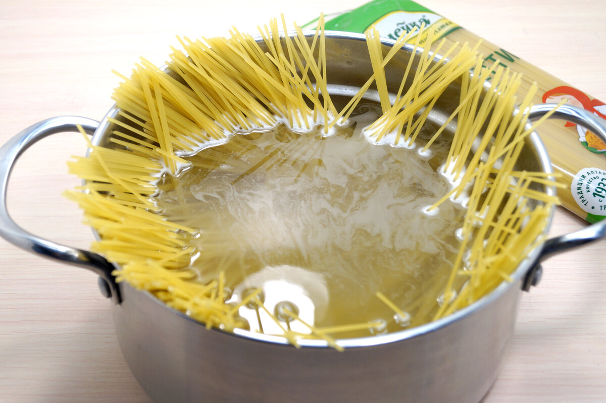 400 грамм спагетти ТМ «Алейка», от щедрых полей Алтая, добавить в кастрюлю. Варить, помешивая, 8-10 минут на среднем огне.