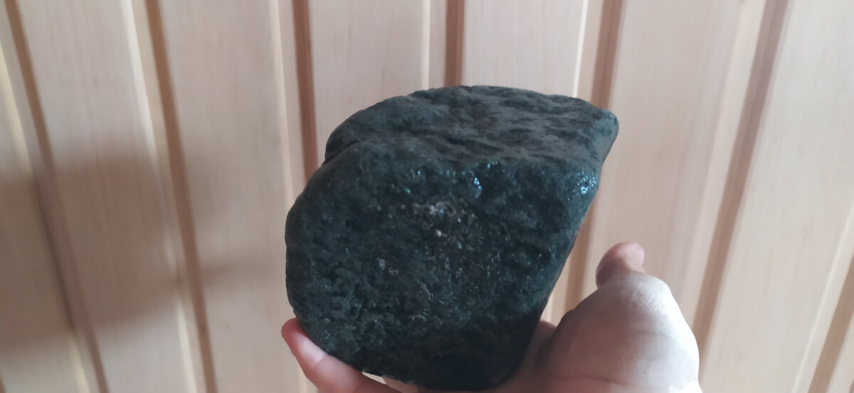 Мокрый Жадеит темно зелёного цвета.