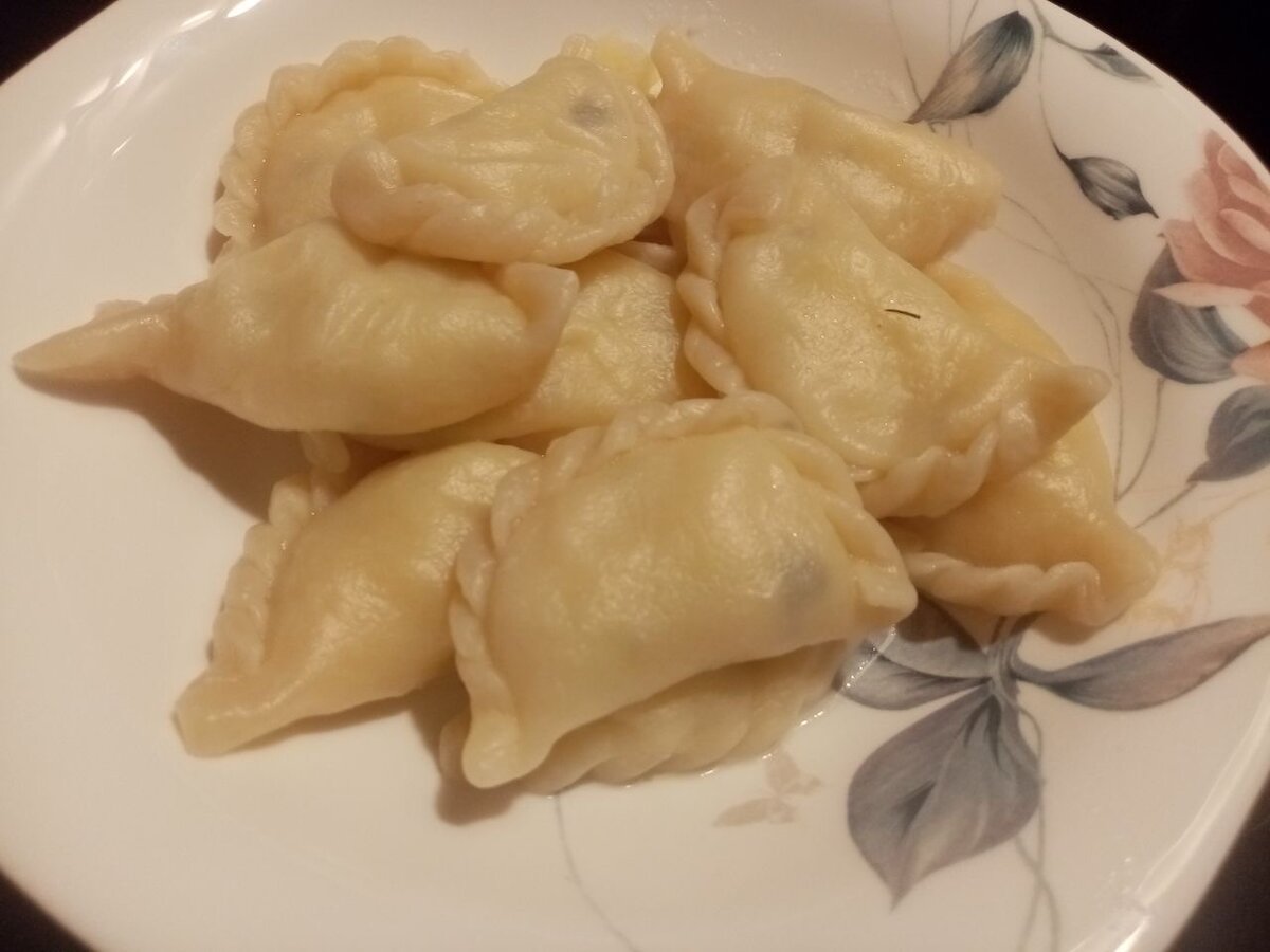 Вареники покупные. Вид классических украинских вареников. Пельмени 3 штуки. Три вареника. Вареники с ягодами.