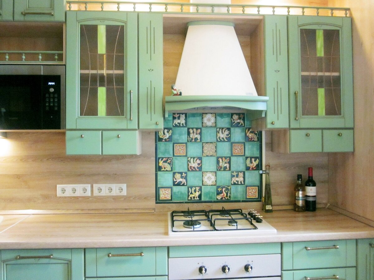 Изразцы в оформлении кухонного фартука. Производитель - мастерская "Веста-керамика"