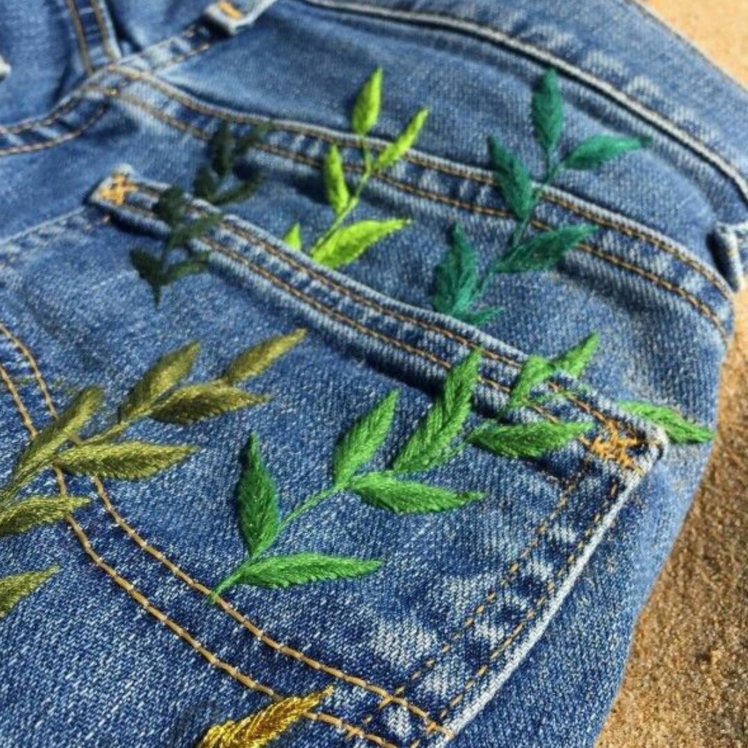 Вышивка на кармане джинс