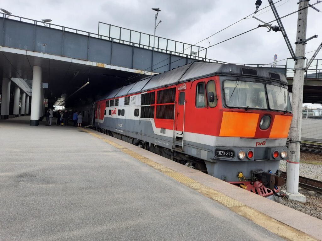 Тепловоз ТЭП70-215 с пассажирским поездом Петербург – Костомукша