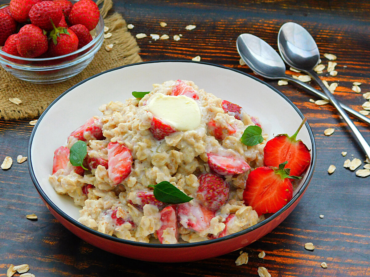 Красивые блюда с овсянкой склебникой, бананом и кешью