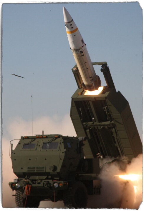 Источник: armyrecognition.com. В случае с комплексом HIMARS на машине размещается только одна ракета, так что предположительно ракет ATACMS более нескольких штук перехватывать не придётся.