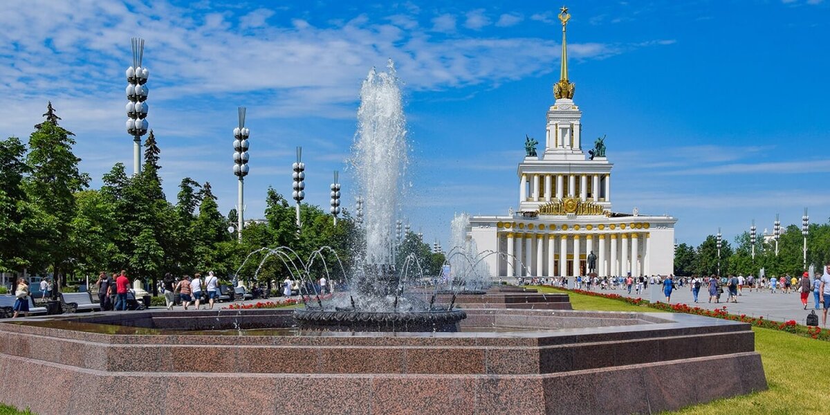 ВДНХ - любимое место для прогулок москвичей и гостей города. Ведь гулять здесь можно бесконечно, каждый раз открывая что-то новое. А теперь здесь еще и разработали 10 новых маршрутов с экскурсиями!