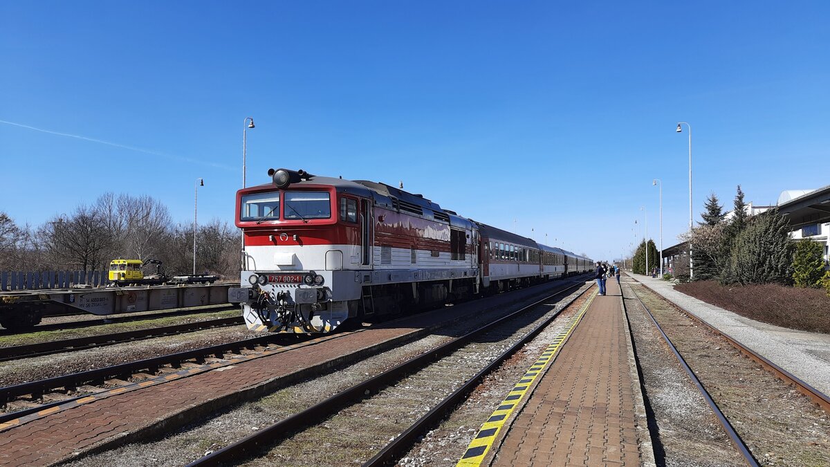 Типичный региональный экспресс с вагонами 2-го класса (Словакия, ст. Михаловце)