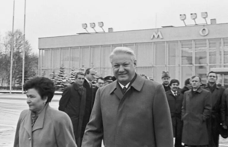 Наина Ельцина: зачем жена президента сменила паспорт