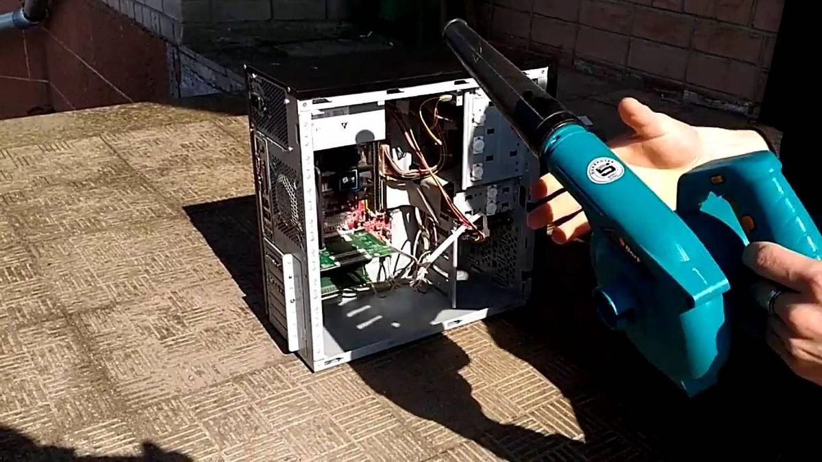 Чистка системника от пыли. Можно ли пылесосить компьютер. Продувка системного блока. Пылесос для чистки компьютера. Чистка пк.
