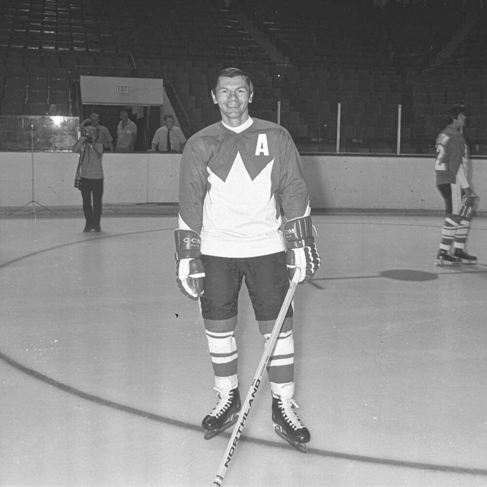  Summit series 1972. Канада. Во время разминки канадской команды репортер запечатлел легенду профессионального хоккея Стэна Микиту