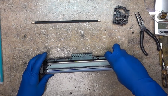 Фото 40. Снимаем указанную приводную шестерню ролика подачи