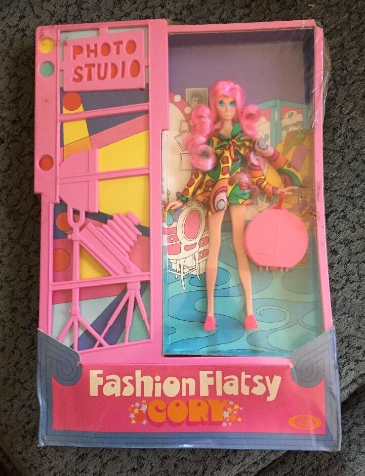 Чем-то эта барышня напоминает кадр из мультика, где на персонажа падает пианино. Источник фото: babiki.ru и яндекс картинки 
