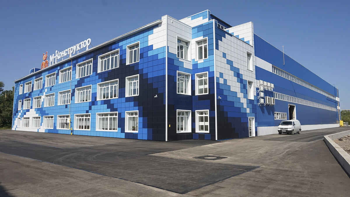 Главное здание: слева офис, справа - цех БВЦ.