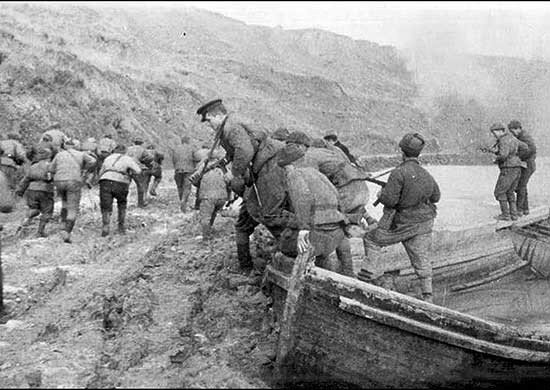 Вечером 31 октября началась посадка десантных войск на корабли и суда. Из-за сильного шторма десант 56-й армии не смог вовремя высадиться. Десант 18-й армии, несмотря на тяжелые гидрометеорологические условия, на рассвете 1 ноября скрытно высадился в районе Эльтигена. Высадка десанта и выгрузка техники не прекращалась даже при ураганном огне противника. Так, например, десантный бот № 10 (старшина 2 статьи А.А. Елизаров), непрерывно обстреливаемый пулеметным и минометным огнем и забрасываемый гранатами, подошел к берегу и высадил подразделение 386-го отдельного батальона морской пехоты (обмп) (командир майор Н.А. Беляков). Матросы команды бота ловили летевшие на него неприятельские гранаты руками, бросая их назад в противника. Морские пехотинцы шли в атаку прямо с борта бота, преодолевая проволочные заграждения в воде и на берегу. Десантники, успешно отразив контратаки противника, захватили плацдарм до 5 км по фронту и до 2 км в глубину. Из-за несостоявшейся вследствие тяжелых штормовых условий одновременной высадки десантных войск всех трех десантных групп противник перебросил все наличные резервы своих войск и предпринял ряд ожесточенных атак пехотой и танками. Десант стойко удерживал захваченный плацдарм.