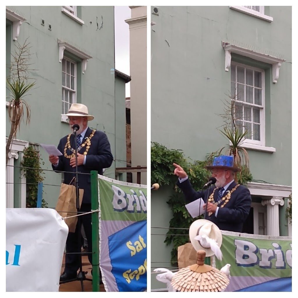 Смена шляпы мэра в середине речи. Фото из личного архива