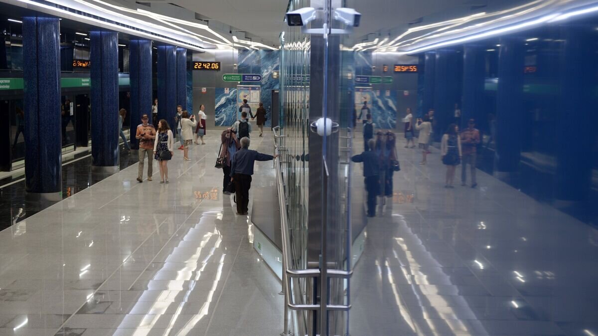    Пассажиры на станции "Новокрестовская" в Санкт-Петербурге© РИА Новости / Александр Гальперин