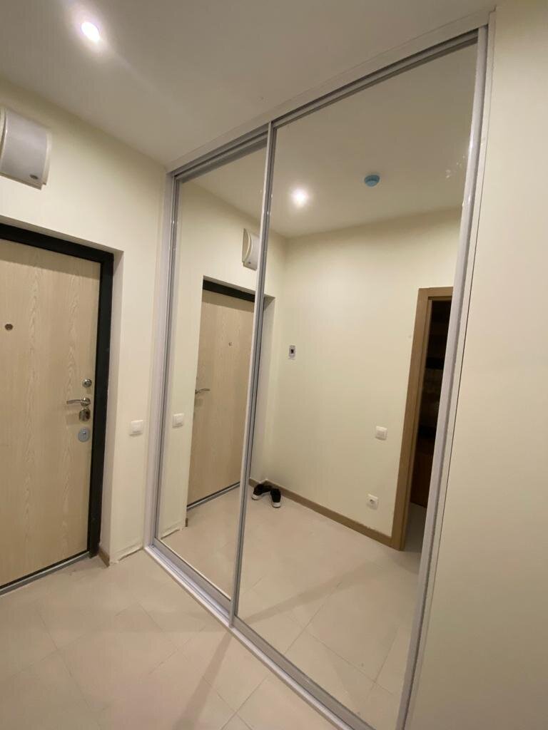 Шкаф с зеркалами вдоль стенки - зеркало расширит пространство прихожей Цветовая гамма
