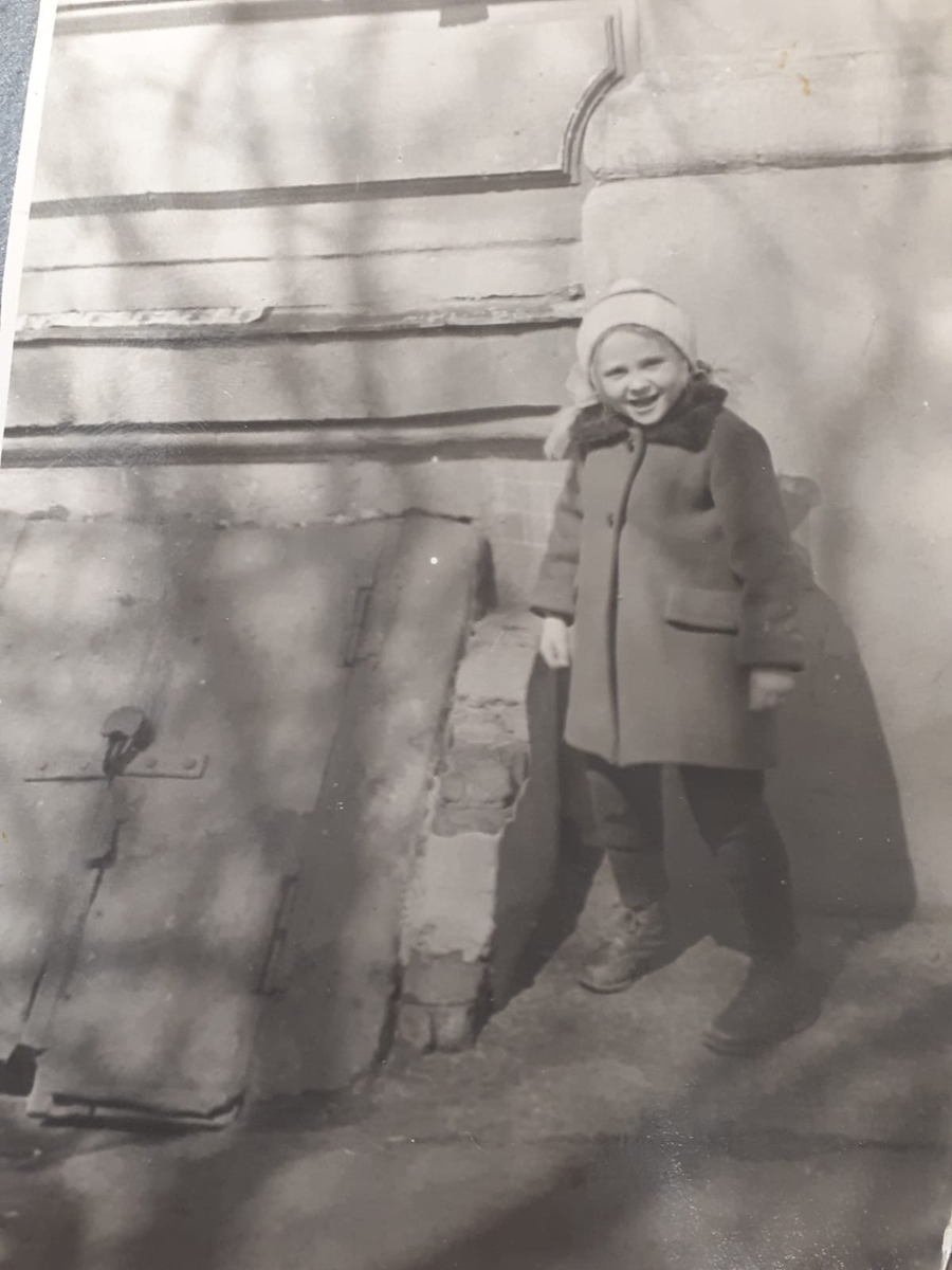 Мой дом. Задний двор. Люк книжного подвала.