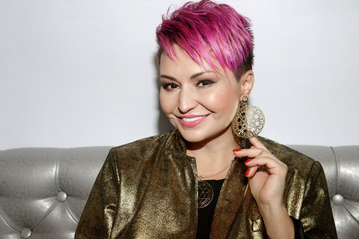     Инопланетяне, диеты и «мармеладный» муж: 10 фактов из биографии Кати Лель