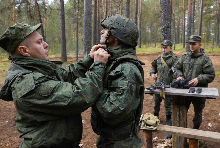 Ленинградская область. Военнослужащие во время учебных сборов мобилизованных граждан на Лужском артиллерийском полигоне. Фото: Пётр Ковалёв/ТАСС