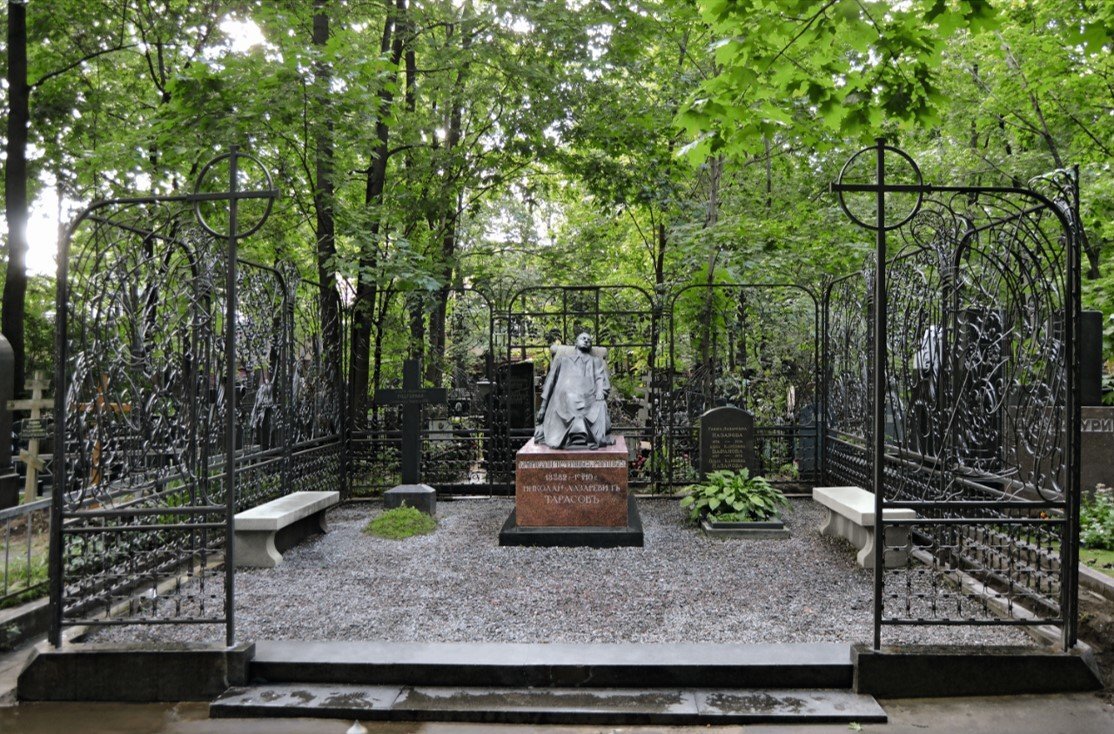 Памятник работы знаменитого Николая Андреева. На кованой ажурной решётке, изготовлненной в Венеции, изображение райского сада - грозди винограда, павлины, агнец, яблони, архангелы Михаил и Гавриил.