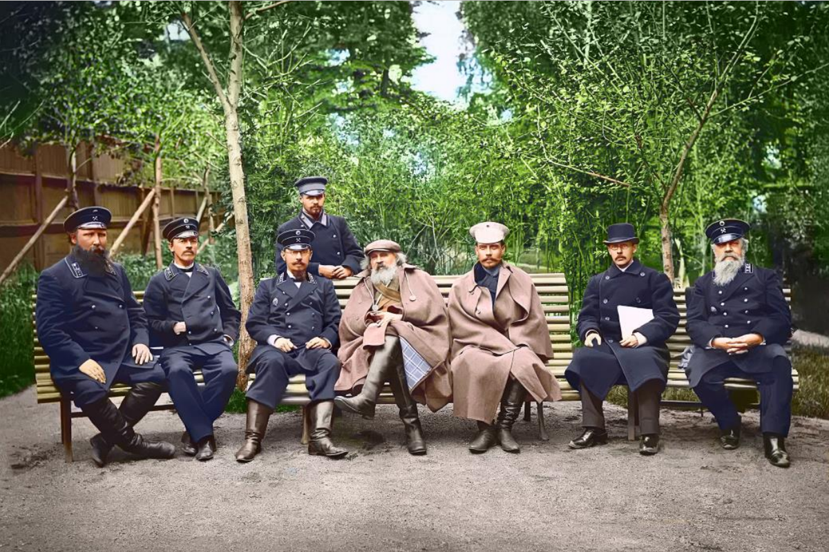 Экспедиция на Кушвинском заводе. В центе за Д. Менделеевым стоит В. Мамонтов