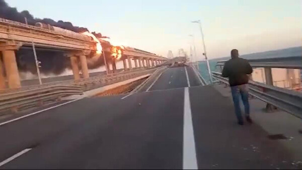 Кадры последствий подрыва грузового автомобиля на Крымском мосту. Видео © vk.com / Новости Керчь Крым Россия / Юлия Рыбачук