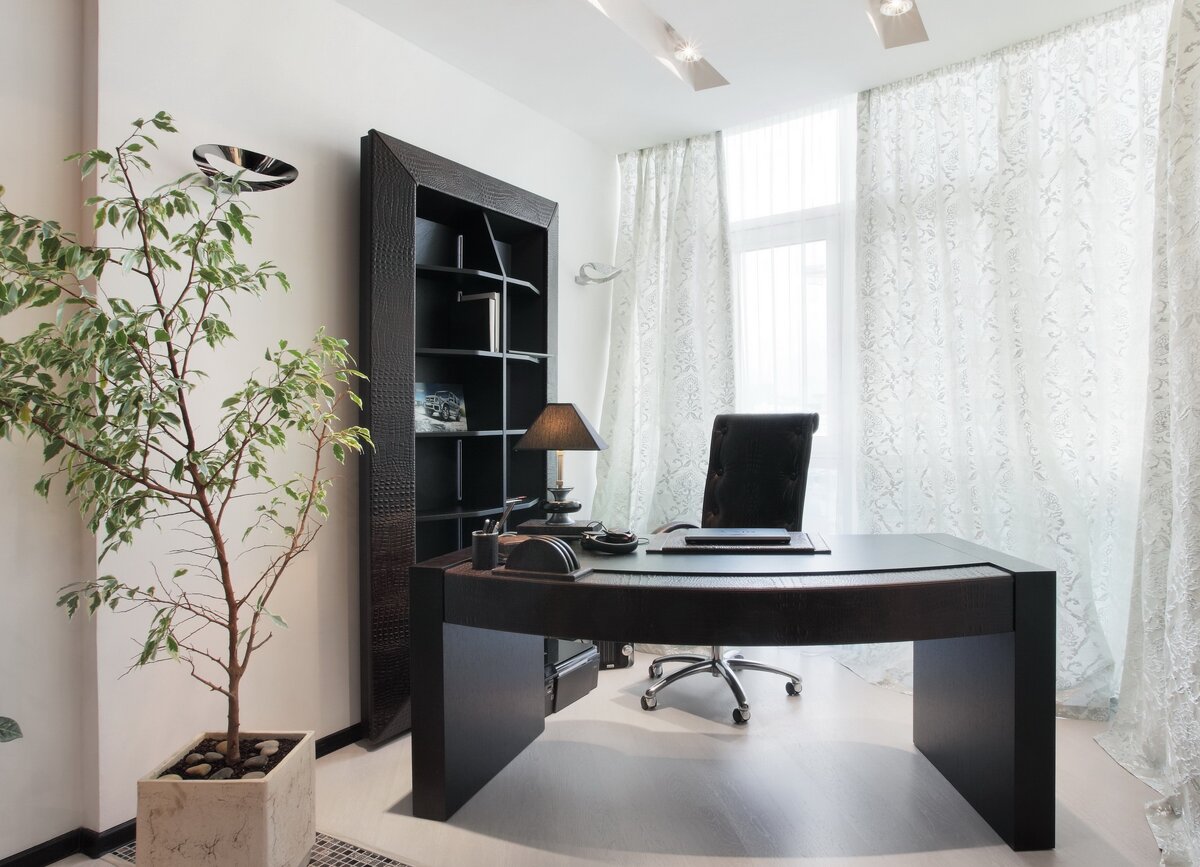 Если вы работаете дома, за компьютером, то именно в кабинете будете проводить большую часть своего дня. Ваши комфорт и продуктивность напрямую зависят от интерьера этой комнаты, её дизайна и ремонта.