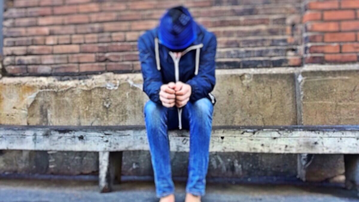     Работодатель выгнал его со стройки, не заплатив денег и забрав документы.