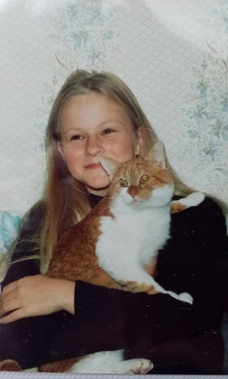 примерно так я выглядела тогда) разве что тут без косметики, но я ей не особо злоупотребляла 😁