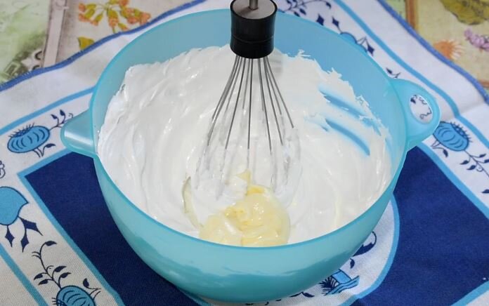 Белково-масляный крем с белым шоколадом для украшения и выравнивания торта