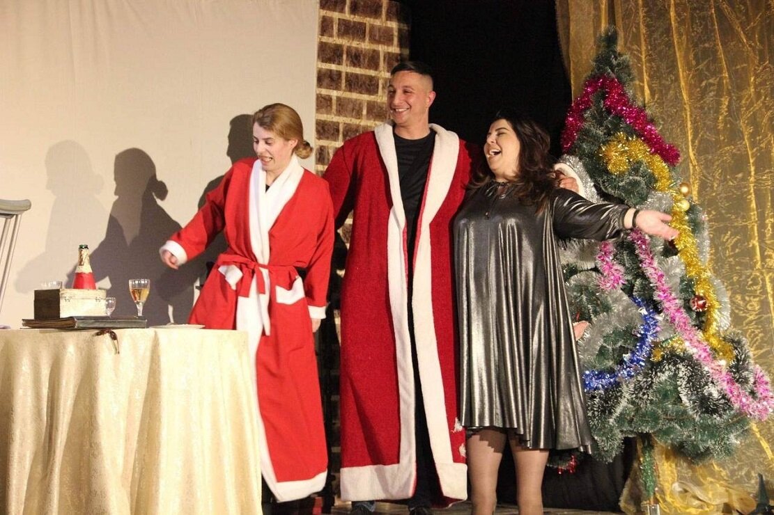 Жизнь в блокаде: Степанакертский русский драматический театр представил новогоднюю комедию «Пока она умирала» Натальи Птушкиной. Фоторяд