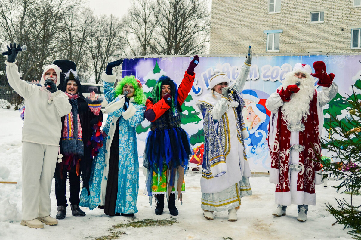 Новогодний проект Районного дома культуры «Новый Год в каждый Двор» стал  традиционным мероприятием в Людинове | Людиново .ру | Дзен