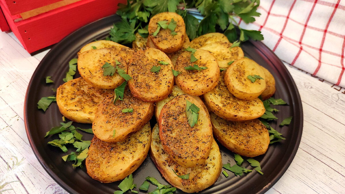 Картофель, запеченный в духовке со сливочным маслом и ароматными травами