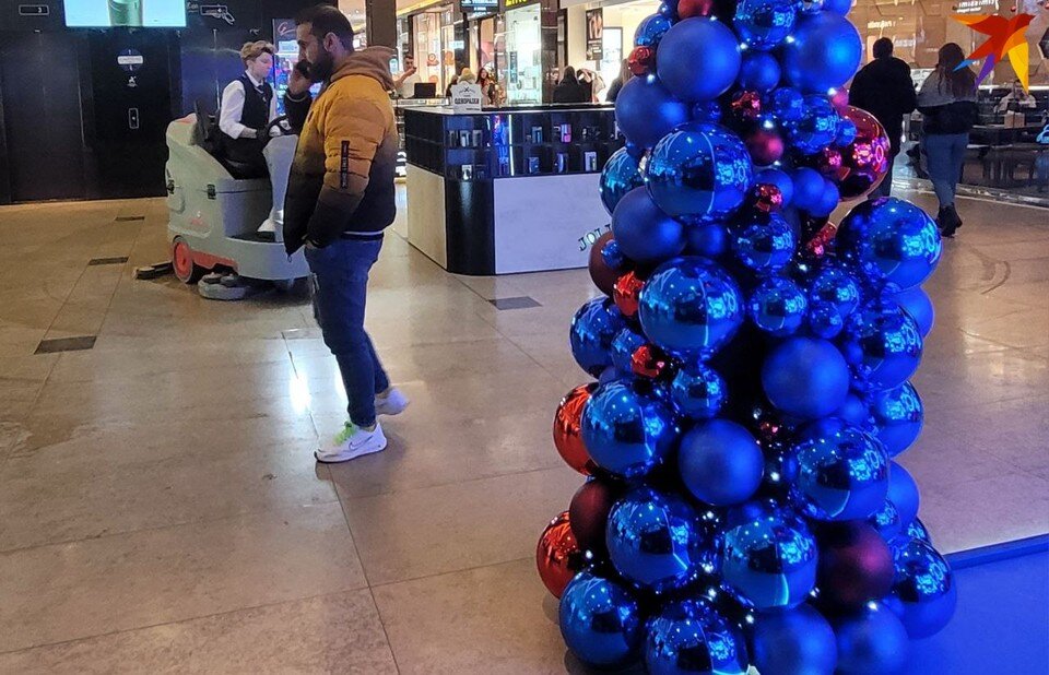     Предновогодняя торговля манит шарами и огнями. Фото: носит иллюстративный характер, архив «КП».