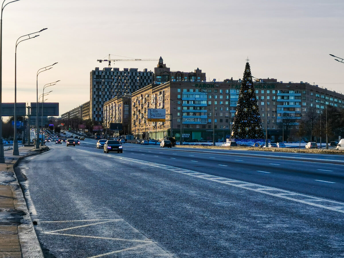 Площадь Гагарина и Ленинский проспект в сторону области. Под площадью проходить Третье транспортное кольцо.
