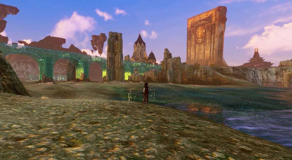 Хрустальный мост на побережье в лучах заката.