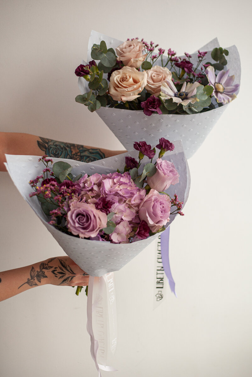 Пара букетов с сиреневыми оттенками из роз, гортензии, анемона, гвоздики, лимониума и эвкалипта