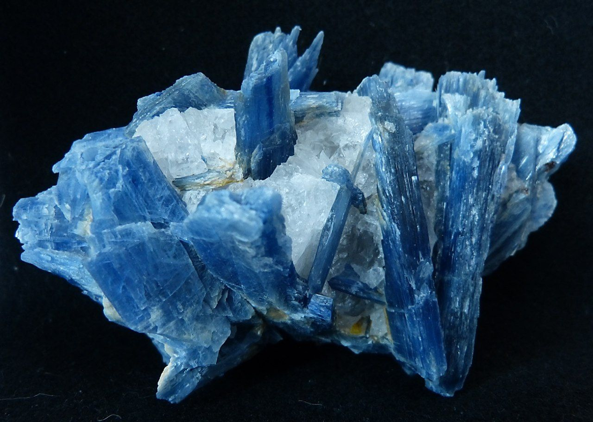 КИАНИТ в КАЛЬЦИТЕ