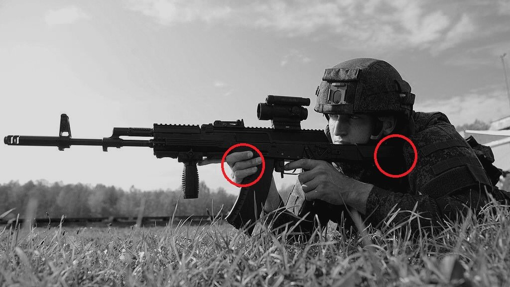 Правильное положение стрелка. Выделил красными кружками положение рук и упор автомата в плечо. Именно так должна осуществляться изготовка к ведению огня.