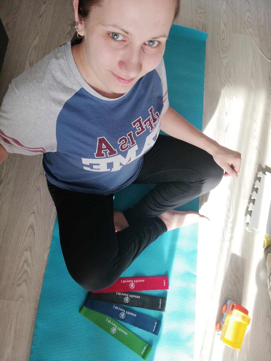 Далеко не у каждого человека есть возможность ходить в фитнес-клуб. Может не быть времени, денег, а может ни того и ни другого. Тогда возникает вопрос: как можно в домашних условиях привести свое тело в порядок?