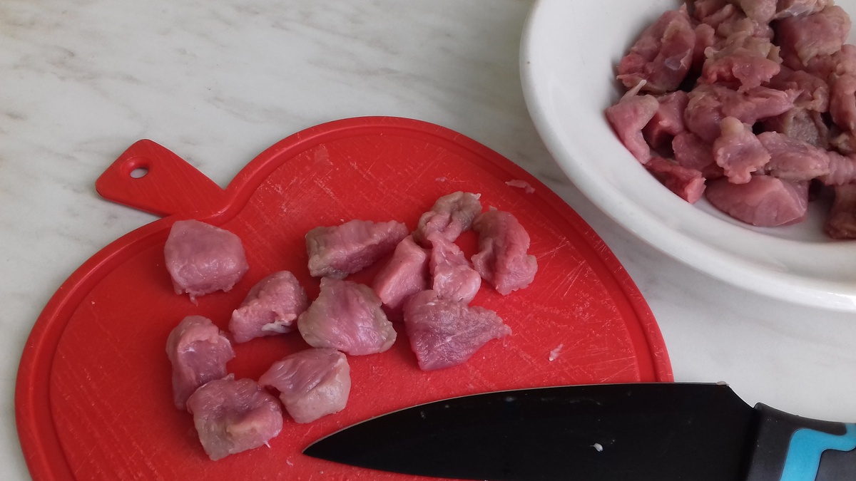 Мясо промываем, обсушиваем бумажным полотенцем, удаляем пленки и нарезаем небольшими кубиками.