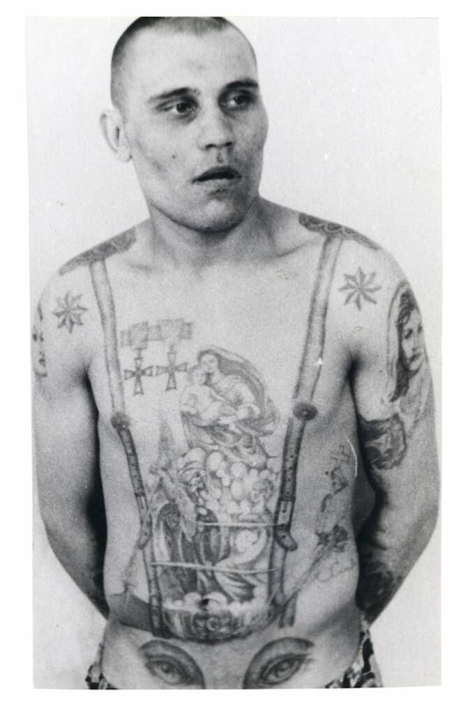 Значения татуировок в тюрьме: реакции заключенных на модные рисунки на коже.