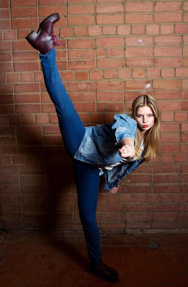 Профиль тренера: http://fitline-sport.ru/account/user/Fitness_Rey/
Давайте не откладывать на завтра то, что можно начать делать сегодня! Это  я про тех, кто хочет растянуться, придать своему телу гибкость,  выровнять осанку и т.д. В этой статье я расскажу о нескольких базовых  упражнениях для растяжки на продольный шпагат.
 Первое, с чего необходимо начать, с хорошего разогрева всего тела. Не  ленитесь! Пробегитесь, попрыгайте на скакалке, сделайте маленькую кардио-тренировку. Это займет не более 20-ти минут, зато исключит травмоопасность при растяжке.
 Вы разогрелись?! Отлично. Тогда начнем.
Упражнение 1.  Делаем складку с опорой. В моем случае опорой служил фитбол. В таком  положении отлично растягиваются подколенные связки. Зафиксируйте складку  и продержите около 10-15-ти секунд. Повторите еще 3-5 раз. (Фото 1)
Упражнение 2.  Следующая складка доставит вам больше болевых ощущений, но это  упражнение более эффективное для растяжки. Обхватываем ноги при наклоне  вперед и фиксируем на 10—15 секунд. Сделайте минимум 3 подхода. Если  чувствуете, что очень больно, то начните упражнение с согнутыми коленями  и постепенно выпрямляйте их. (Фото 2)
Упражнение 3.  Теперь складываемся сидя. Согните одну ногу под себя (можно и в  выворотном положении) другая прямая остается впереди. Возьмитесь руками  за стопу и притягивайте себя к ним. 3-4-х подходов по 10 секунд будет  достаточно. Не забывайте менять ноги! (Фото 3)
Упражнение 4.  Следующим упражнением в нашем списке будут выпады поочередно на правую и  левую ноги. Можно придерживаться руками о пол, либо другие предметы.  Чувствуете, что можете больше?! Отлично, положите обе руки на колени,  либо поднимите их вверх. Повторите 3 подхода по 25 секунд. (Фото 4 и  4.1)