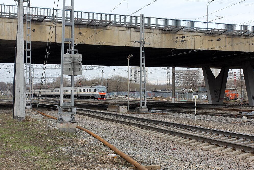 Электричка путепровод козулька. Станция путепровод красноярск. Электричка путепровод козулька. Схема движения пригородных поездов красноярск. Локомотив поезд электровоз.