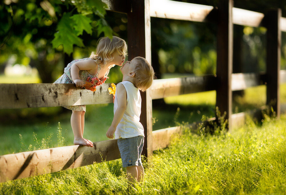 My children love. Забор для детей. Девочка на заборе. Любовь к ребенку. Счастливые мальчик и девочка.