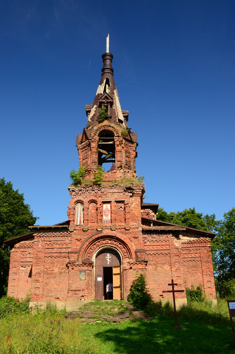 Церковь в псевдорусском стиле, кладка из красного кирпича и сейчас выглядит утонченно и изысканно