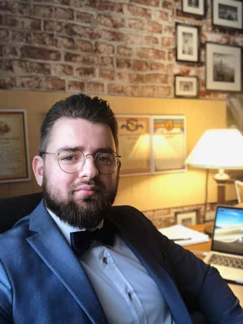 Давно я не писал на тему "Общество". Сижу в коридоре одного Московского суда, кто был знает, суды у нас с узкими , тесными коридорчиками, жду заседания! И невольно становлюсь свидетелем разговора двух пожилых дам. Они очень бурно обсуждали такое понятие как "общечеловеческие ценности" . Ну где еще , как не в суде обсуждать такую тему) Мне не удалось их дослушать, вызвали в зал заседания, но я решил поделиться своими мыслями по этому поводу.  Как мне представляется, общечеловеческие ценности всегда имеют , а точнее опираются на традиционно нравственные ценности, которые в свою очередь связаны с религиозными традициями. Как не существует и никогда не существовало обобщенного среднестатистического индивидуума  без культурных, цивилизационных, особенностей.  У нас в стране сейчас зарождается , а может уже и существует некая сила, которая вместо общих и универсальных качеств, пытается навязать собственные принципы, и собственные ценности и символы! Послушать интервью Грефа Германа Оскаровича, Сечина Игоря Ивановича, Костина Андрея Леонидовича, не буду писать  фамилии политиков и министров, создается впечатление , что эти люди далеки от понятий универсальных, веками формируемых понятий   "общечеловеческой ценности" . 
Иной мир, иные понятия.. Но нельзя сказать, что между людьми разных культур, наций , религий, финансового достатка нет ничего общего. Есть общее.  Правда, это общее крайне далеко от искусственно сконструированных либеральных "стандартов".
Нравственное чувство. не моральный принцип, а именно нравственное чувство. Вот то мерило, о котором я говорю. Если у выше перечисленных граждан ( и им подобных) это чувство отсутствует, поступать по совести, то никакие социальные институты, правовые механизмы не работают. Появляется опасный мираж свободы и успеха, вседозволенности и неограниченной власти, которая приводит к неисчислимым человеческим жертвам.
Никакое законодательство, даже в условиях очень тщательного исполнения законов, и контроля, не может сформировать народного единства ,о котором мы слышим от нашего Президента Путина В.В. Потому что у таких господ , которых мы величаем ОЛИГАРХАМИ, различные взгляды с большинством.
Вот почему нравственность (совесть) первична, а закон вторичен. Закон может быть призван справедливым только тогда, когда он отвечает нравственному чувству людей. А нашим олигархам хочется обратного, и они это успешно внедряют - они нарушают принцип указанный выше, а создают свой , что приводит к страшной системе межчеловеческих отношений. Когда граждан принуждают к тем или иным поступкам в силу закона, принятому вопреки нравственному чувству.